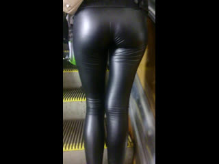 gorgeous ass in leggings filming in the subway